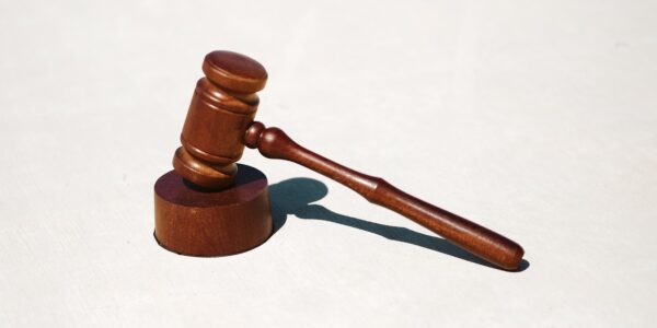 CMK 1 kanunun kapsamı, ceza muhakemesi kurallarını simgeleyen adalet terazisi ve tokmak
