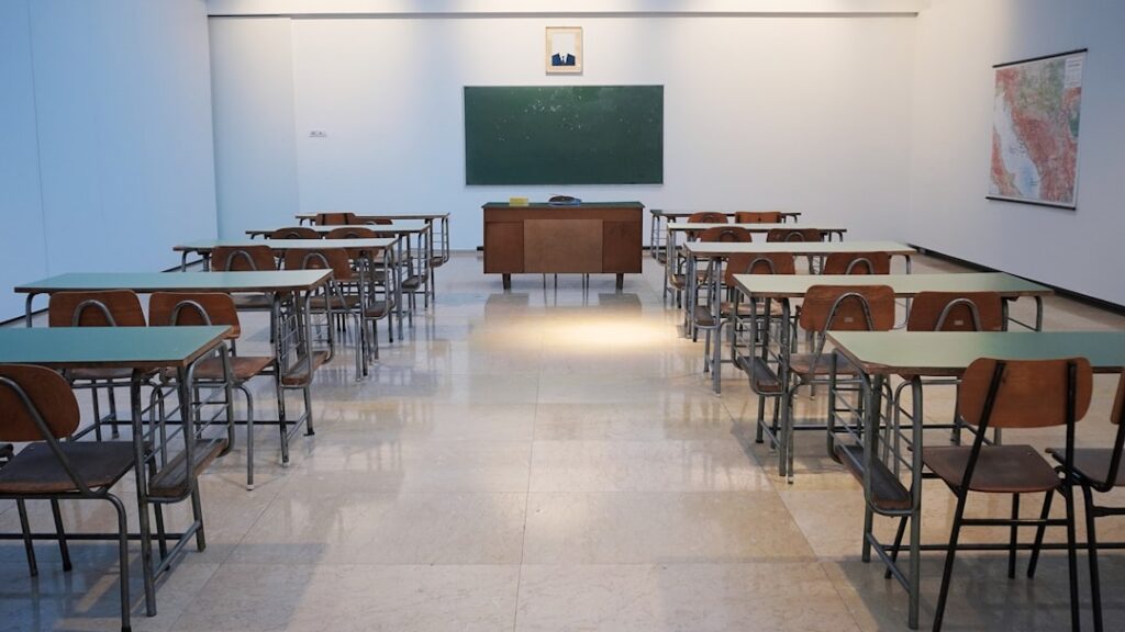 TCK 263 kanuna aykırı eğitim kurumu düzenlemesinin kaldırılmasını anlatan boş derslik