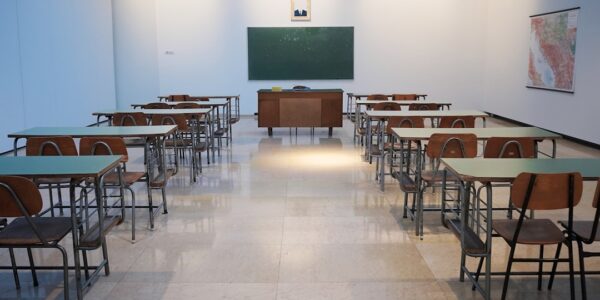 TCK 263 kanuna aykırı eğitim kurumu düzenlemesinin kaldırılmasını anlatan boş derslik
