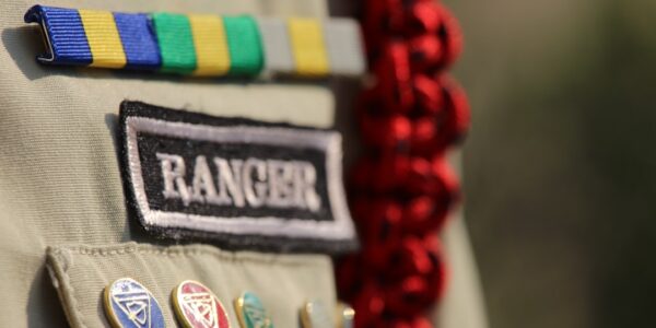 TCK 264 özel işaret ve kıyafetleri usulsüz kullanma kapsamında resmî kıyafet üzerindeki işaret