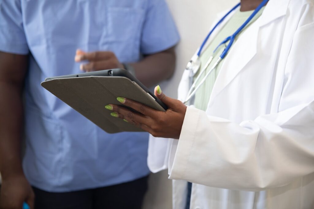 TCK 280 sağlık mesleği mensuplarının suçu bildirmemesi kapsamında doktor ve tıbbi kayıt görseli