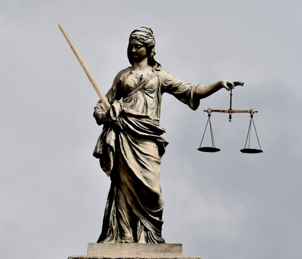 TCK 61 cezanın belirlenmesi ve sonuç ceza hesabını simgeleyen adalet heykeli