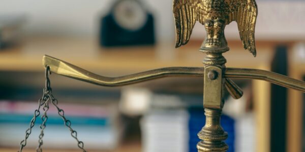 TCK 62 takdiri indirim nedenlerini simgeleyen adalet terazisi