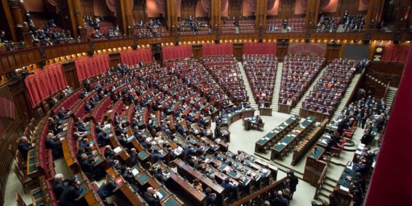 TCK 65 genel af ve özel af düzenlemesini simgeleyen parlamento salonu