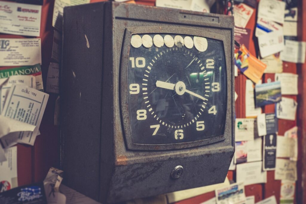 TCK 72 zamanaşımı hesabını simgeleyen analog saat
