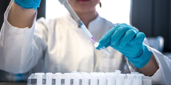TCK 90 insan üzerinde deney suçu için laboratuvarda bilimsel araştırma yapan uzman