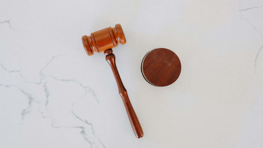 CMK 316 suça dayanan yargılamanın yenilenmesi istemi - mahkeme tokmağı, fotoğraf: Tingey Injury Law Firm / Unsplash